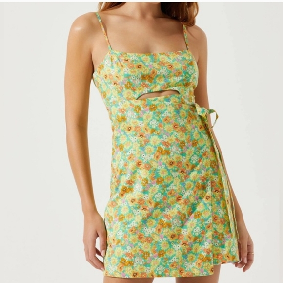 Astr Dresses & Skirts - Astr NWOT Summer Floral Keyhole Mini Wrap Dress in Green & Yellow Floral Medium